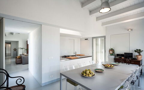 Villa Carmelita - Ragusa, Sicilia: Tabelle, Eigentum, Möbel, Zimmerpflanze, Interior Design, Küche, Holz, Essen, Wohnzimmer, Fussboden