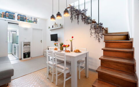 Lucca Old Town Apartment - Lucca, Toscana: Möbel, Tabelle, Gebäude, Pflanze, Wohnzimmer, Orange, Zimmerpflanze, Interior Design, Haus, Holz