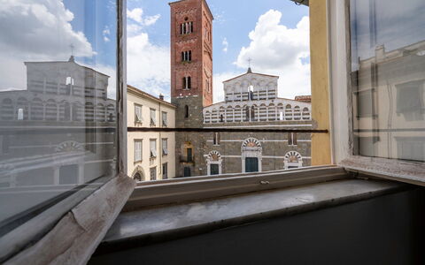 Lucca Old Town Apartment - Lucca, Toscana: Wolke, Himmel, Gebäude, Fenster, Wand, Urban Design, Eigentumswohnung, Stadt, Morgen