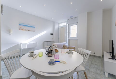 Casa Verdi,near The Beach - Viareggio, Toscana: Tabelle, Möbel, Eigentum, Stuhl, Geschirr, Couch, Gebäude, Interior Design, Küche & Esszimmer Tisch, Haus