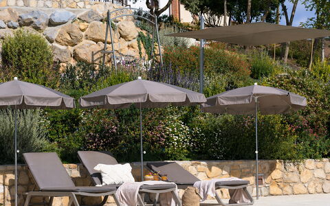 Pendolino Spereto Apartment With Pool, Montaione: Regenschirm, Gartenmöbel, Schwimmbad, Resort, Möbel, Schatten, Sonnenliege, Eco Hotel, Stuhl, Outdoor Struktur