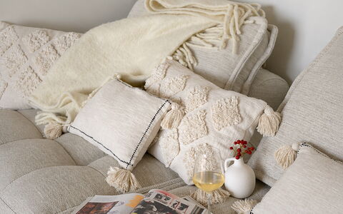 Pendolino Spereto Apartment With Pool, Montaione: Textil, Linens, Braun, Dekokissen, Möbel, Kissen, Kissen, Rosa, Couch, Wohnzimmer
