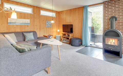Sonia - 3Km from the Sea: Dach, Haus, Zuhause, Hütte, Tür, Abstellgleis, Deck, Veranda, Planke, Hartholz