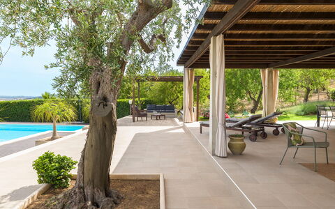 Casa Cortese - Noto, Sicilia: Pflanze, Eigentum, Stuhl, Tabelle, Baum, Schatten, Holz, Freizeit, Gartenmöbel, Grundeigentum