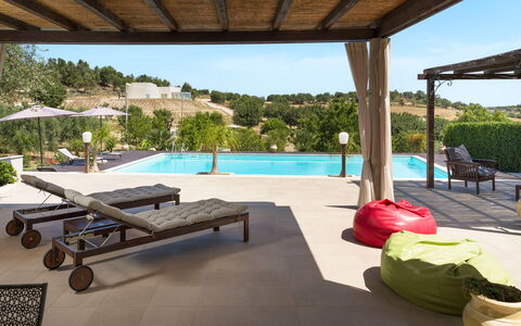 Casa Cortese - Noto, Sicilia: Himmel, Eigentum, Möbel, Pflanze, Wasser, Schwimmbad, Gartenmöbel, Interior Design, Schatten, Gebäude