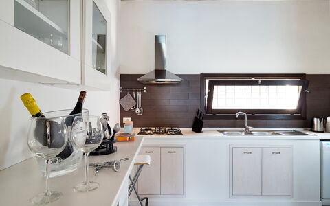 Casa Cortese - Noto, Sicilia: Spüle, Cabinetry, Eigentum, Zapfhahn, Countertop, Sinken, Küche, Herd, Küchengerät, Interior Design