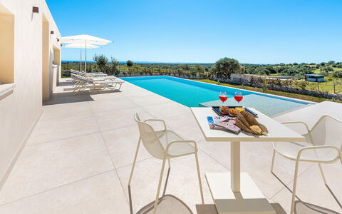 Villa Argento - Rosolini, Sicilia: Himmel, Gebäude, Azurblau, Gartenmöbel, Interior Design, Schatten, Tabelle, Schwimmbad, Freizeit, Urban Design