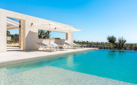Villa Argento - Rosolini, Sicilia: Wasser, Himmel, Pflanze, Blau, Schwimmbad, Azurblau, Schatten, Baum, Gebäude, Verbundwerkstoff
