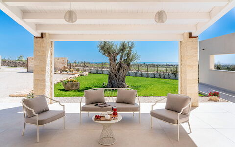 Villa Argento - Rosolini, Sicilia: Möbel, Eigentum, Pflanze, Himmel, Stuhl, Schatten, Tabelle, Interior Design, Fussboden, Flooring
