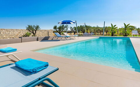 Casa Colori - Noto, Sicilia: Wasser, Himmel, Eigentum, Blau, Schwimmbad, Pflanze, Azurblau, Gartenmöbel, Baum, Sonnenliege