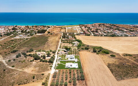 Casa Colori - Noto, Sicilia: Wasser, Himmel, Wasservorräte, Pflanze, Ökoregion, Azurblau, Natürlichen Umgebung, Baum, Grundstueck, Küsten Und Ozeanische Forms