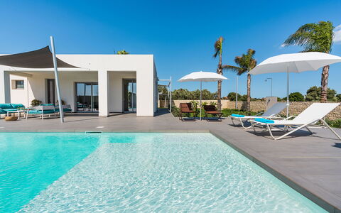 Villa Le Palme - Noto, Sicilia: Wasser, Himmel, Eigentum, Pflanze, Schwimmbad, Azurblau, Blau, Gebäude, Gartenmöbel, Schatten