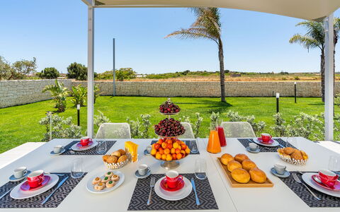 Villa Le Palme - Noto, Sicilia: Essen, Pflanze, Geschirr, Eigentum, Tabelle, Himmel, Baum, Dishware, Teller, Tischdecke