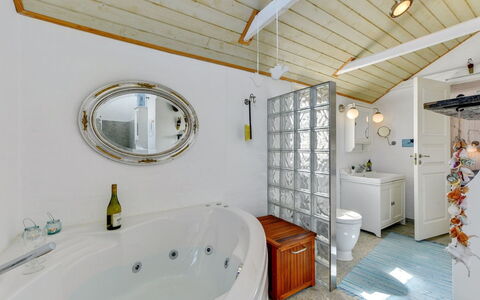 Heilo - from the Sea: Armatur, Interior Design, Decke, Badezimmer, Beleuchtung, Light Fixture, Installation, Flooring, Zuhause, Fussboden