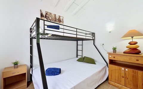 Villa Montgrí: Bett, Möbel, Schlafzimmer, Interior Design, Fussboden, Flooring, Holz, Bedding, Zimmer, Bettdecke