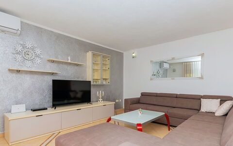 Secret Gem: Möbel, Flooring, Interior Design, Fussboden, Couch, Holz, Fernsehen, Wohnzimmer, Decke, Zimmer