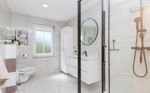 Secret Gem: Flooring, Armatur, Interior Design, Fussboden, Badezimmer, Installation, Zapfhahn, Zimmer, Badezimmerschrank, Decke