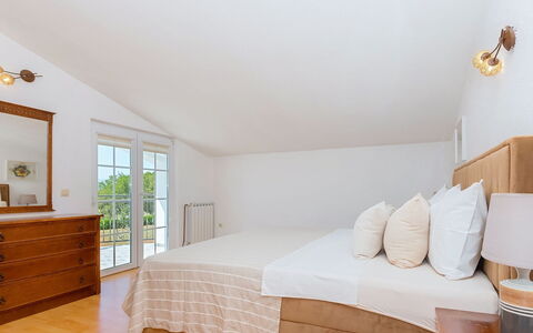 Secret Gem: Möbel, Bett, Interior Design, Schlafzimmer, Fussboden, Flooring, Holz, Decke, Bedding, Zimmer