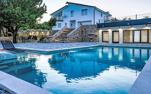 Secret Gem: Blau, Schwimmbad, Wasser, Resort, Verbundwerkstoff, Water Feature, Estate, Eco Hotel, Schatten, Villa