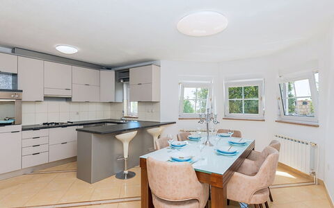 Secret Gem: Interior Design, Möbel, Flooring, Decke, Holz, Fussboden, Küche, Countertop, Cabinetry, Beleuchtung
