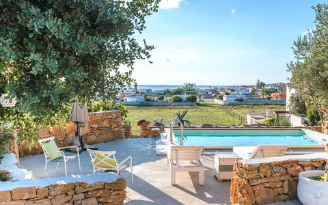 Villa Trullo - Torricella, Puglia: Wasser, Pflanze, Himmel, Möbel, Wolke, Tabelle, Stuhl, Schwimmbad, Gartenmöbel, Freizeit