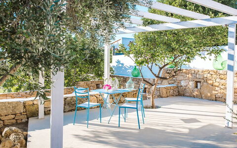 Villa Trullo - Torricella, Puglia: Pflanze, Tabelle, Schatten, Stuhl, Gartenmöbel, Tisch Im Freien, Urban Design, Baum, Holz, Strassenbelag