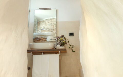 Villa Trullo - Torricella, Puglia: Blume, Gebäude, Pflanze, Badezimmer, Holz, Fussboden, Zimmerpflanze, Haus, Gips, Flooring