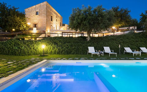 Casapietra - Scicli, Sicilia: Wasser, Pflanze, Gebäude, Eigentum, Himmel, Licht, Baum, Azurblau, Schwimmbad, Natur