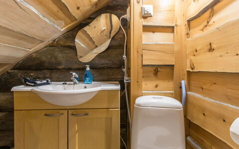 Menninkäisenkolo: Möbel, Interior Design, Flooring, Fussboden, Tabelle, Decke, Küche & Esszimmer Tisch, Beleuchtung, Stuhl, Zuhause