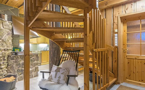 Menninkäisenkolo: Möbel, Interior Design, Flooring, Fussboden, Tabelle, Decke, Küche & Esszimmer Tisch, Beleuchtung, Stuhl, Zuhause
