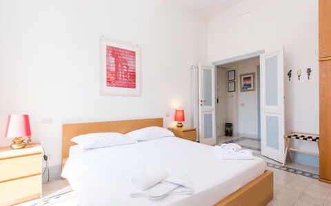 Angelico: Möbel, Komfort, Holz, Gebäude, Orange, Bett, Fussboden, Flooring, Hartholz