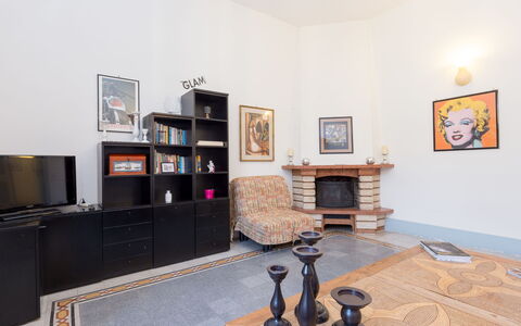 Angelico: Bilderrahmen, Eigentum, Holz, Interior Design, Flooring, Fussboden, Wohnzimmer, Hartholz, Laminatboden, Bücherregal