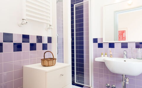 Angelico: Eigentum, Weiss, Lila, Armatur, Blau, Azurblau, Badezimmer, Rechteck, Interior Design, Fussboden