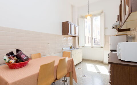 Angelico: Möbel, Tabelle, Holz, Fenster, Cabinetry, Gebäude, Flooring, Küche, Fussboden, Stuhl