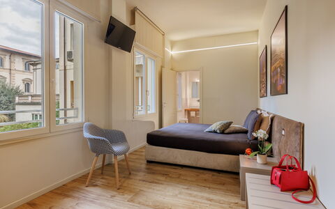 Lucy Florence Charming Modern Apartment Near Piazz: Möbel, Fenster, Gebäude, Holz, Komfort, Flooring, Interior Design, Fussboden, Wohnzimmer, Laminatboden