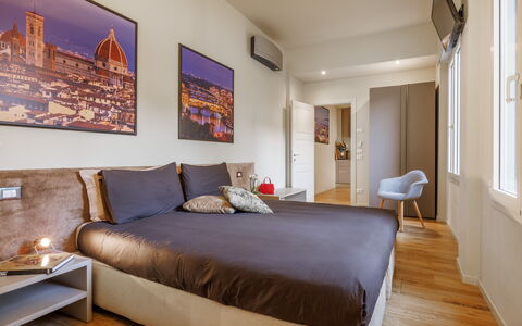 Lucy Florence Charming Modern Apartment Near Piazz: Möbel, Eigentum, Komfort, Bilderrahmen, Azurblau, Holz, Interior Design, Die Architektur, Flooring, Fussboden