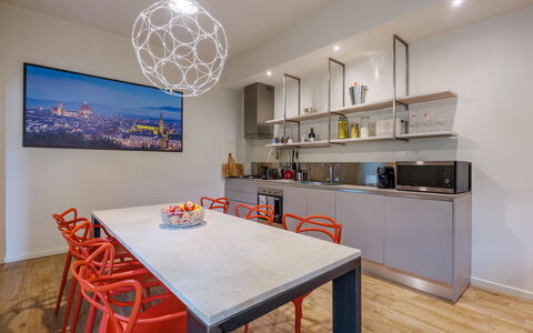 Lucy Florence Charming Modern Apartment Near Piazz: Möbel, Tabelle, Eigentum, Cabinetry, Stuhl, Holz, Beleuchtung, Countertop, Interior Design, Flooring