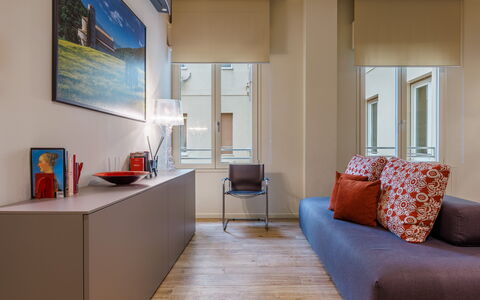 Lucy Florence Charming Modern Apartment Near Piazz: Möbel, Komfort, Couch, Holz, Interior Design, Die Architektur, Wand, Flooring, Gebäude, Grundeigentum
