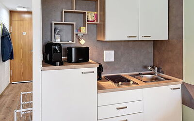 Nicole Inkl. Schwimmbad und Sauna 646.6: Küche, Küchengerät, Möbel, Countertop, Cabinetry, Major Appliance, Interior Design, Holz, Flooring, Fussboden