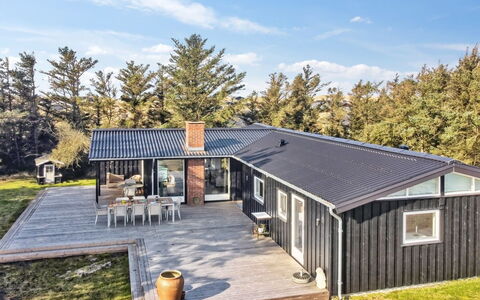 Tuukka - 350M from the Sea: Decke, Flooring, Interior Design, Fussboden, Verbundwerkstoff, Möbel, Resort, Hotel, Design, Daylighting