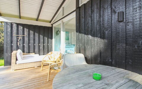 Tuukka - 350M from the Sea: Decke, Flooring, Interior Design, Fussboden, Verbundwerkstoff, Möbel, Resort, Hotel, Design, Daylighting