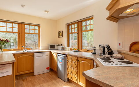 Osprey House: Spüle, Cabinetry, Sinken, Fenster, Countertop, Zimmerpflanze, Pflanze, Holz, Küche, Interior Design