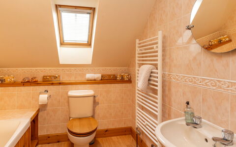 Osprey House: Braun, Armatur, Eigentum, Bad Sink, Spiegel, Sinken, Zapfhahn, Lila, Toilette, Badezimmer
