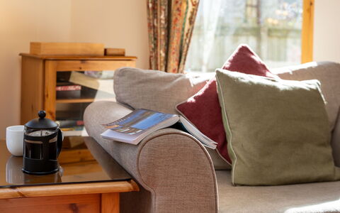 Osprey House: Möbel, Couch, Komfort, Tabelle, Holz, Interior Design, Wohnzimmer, Fussboden, Flooring, Wand