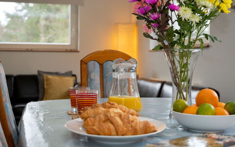 Muir Edge: Essen, Tabelle, Blume, Geschirr, Möbel, Fenster, Dishware, Interior Design, Stuhl, Orange