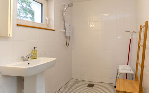 Muir Edge: Spiegel, Eigentum, Armatur, Sinken, Zapfhahn, Fenster, Bad Sink, Duschkopf, Badezimmer