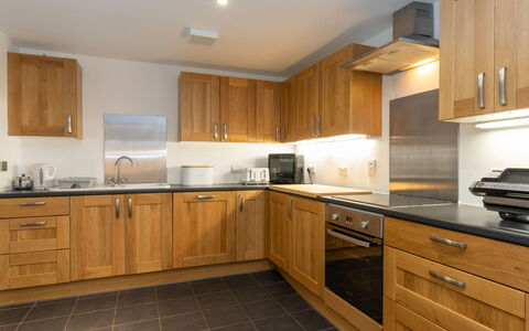 Muir Edge: Cabinetry, Countertop, Eigentum, Spüle, Sinken, Küchengerät, Gebäude, Herd, Küche, Zapfhahn