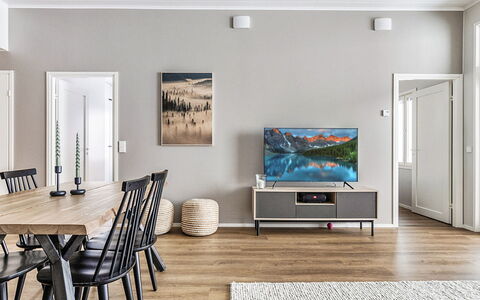 Villa Aava: Möbel, Interior Design, Flooring, Fussboden, Tabelle, Decke, Küche & Esszimmer Tisch, Beleuchtung, Stuhl, Zuhause