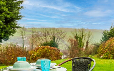 Valley View: Wolke, Himmel, Pflanze, Tabelle, Geschirr, Möbel, Dishware, Natur, Untertasse, Tasse