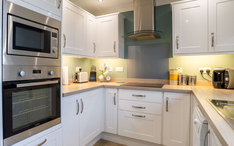 Valley View: Cabinetry, Countertop, Küche, Herd, Schublade, Küchengerät, Gebäude, Holz, Interior Design, Haushaltsgerät
